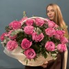 31 пионовидная роза Куинс Краун в корзине